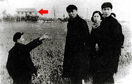 箭头所指为“白宫”西端面,刘少奇所在位置为现在的锦地苑足球场西北角 箭头所指为“白宫”西端面,刘少奇所在位置为现在的锦地苑足球场西北角