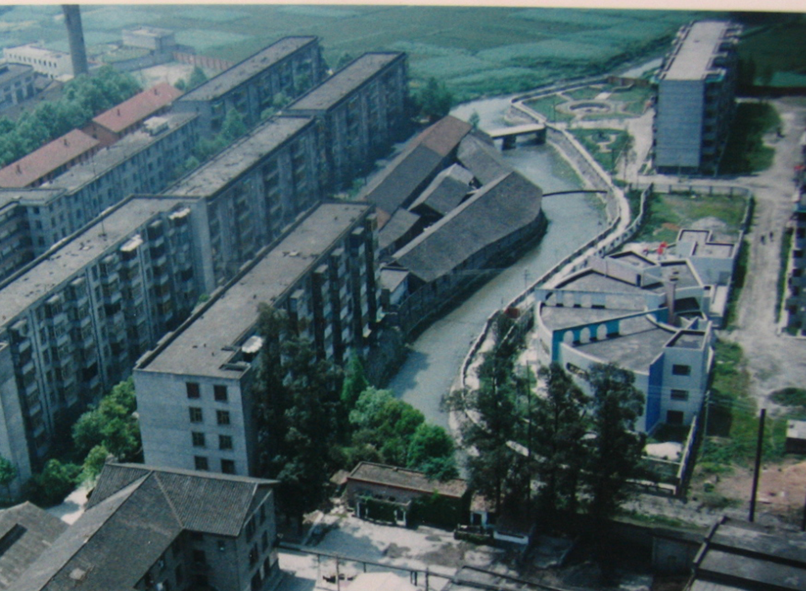 沱江河蜿蜒经过校园